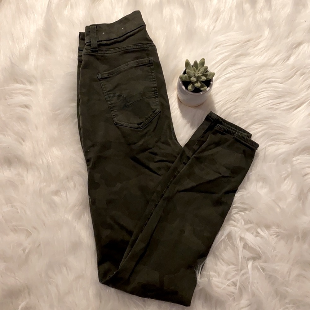 AE Camo Super High-Rise Curvy Distressed Jegging